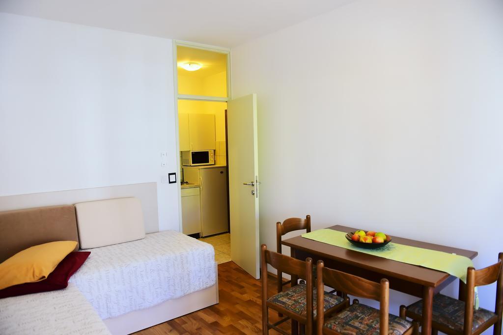 Apartments Zdjelar ポレッチ エクステリア 写真